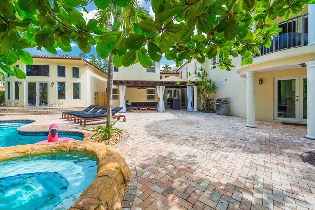 Building Photo - 1051 NE 89th St