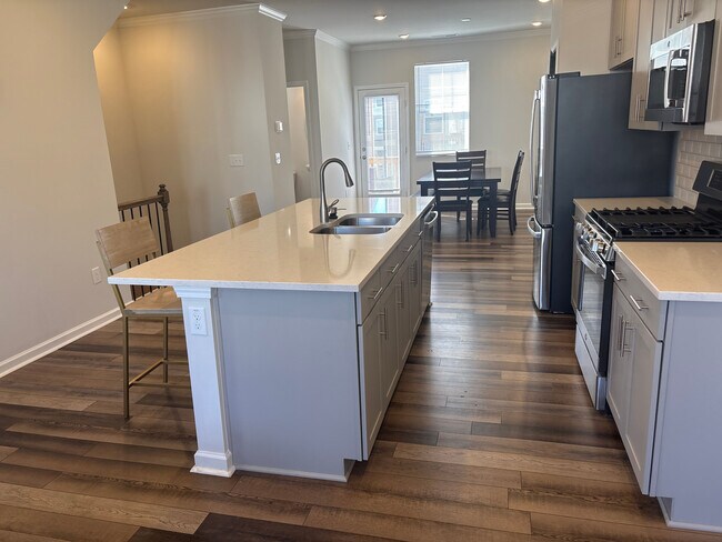 Foto del edificio - Room in Townhome on Hemlock Cone Wy
