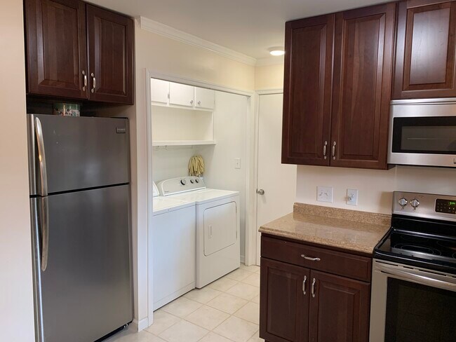 Washer & Dryer and stainless appliances - 222 Briarcliff Ln