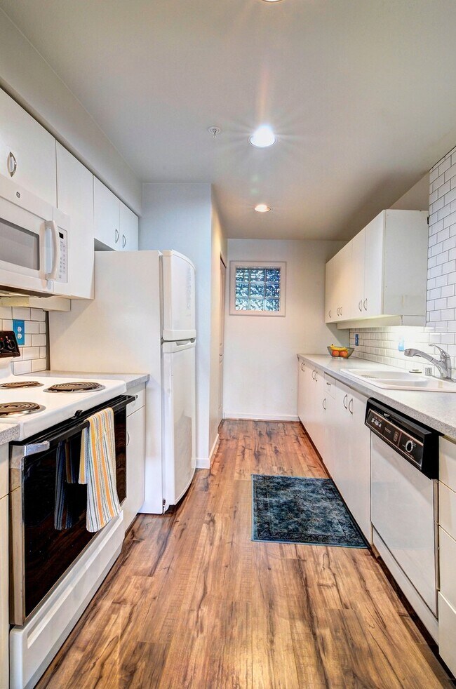 Foto del edificio - Furnished Condo with beautiful Lake Union ...