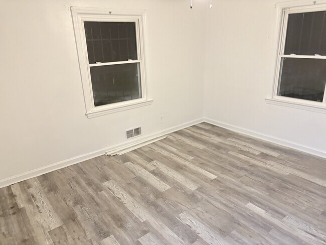 Building Photo - 2145 Macon Dr SW