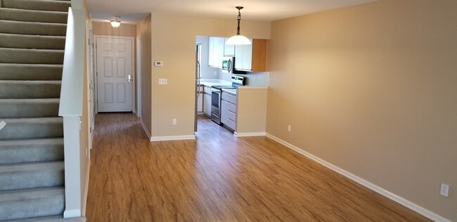 Building Photo - 2576 Oak Rd