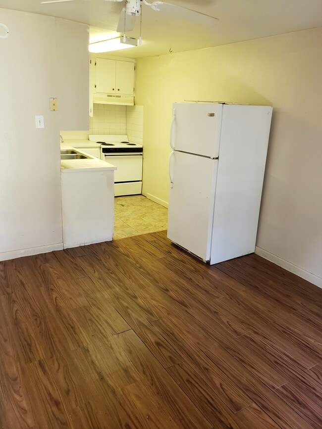 Building Photo - 629 W Nettie Ave