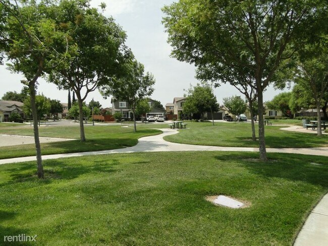 Building Photo - 4 br, 3 bath House - Four Corners Ct.