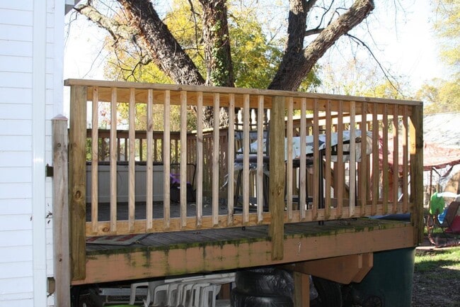 Building Photo - 104 N Cedar Ave