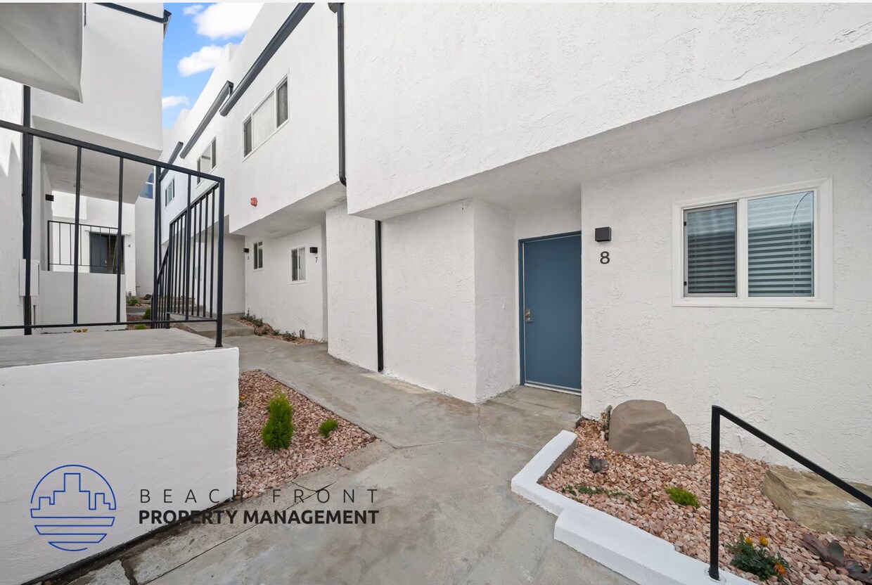 Building Photo - 708 N Juanita Ave