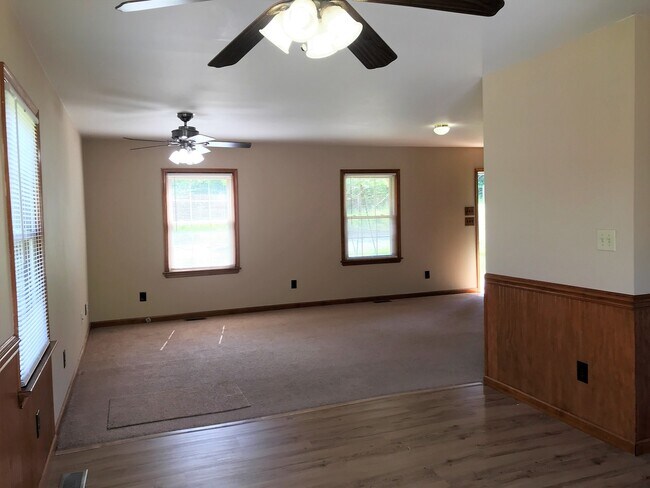 Building Photo - Cute & Inviting Country Home For Rent