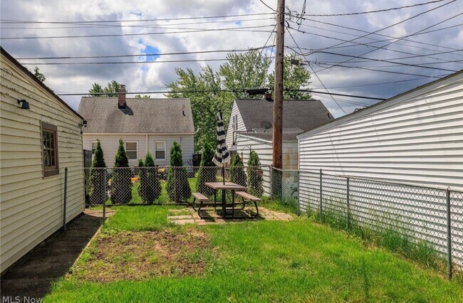 Foto del edificio - 7615 Ivandale Dr