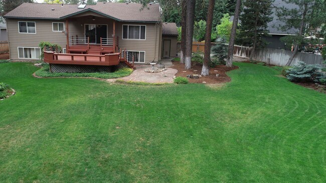 Foto del edificio - COMING SOON !! 3 bed 2.5 Bath Home on .5 acre lot in corner of Culdesac Mead School District