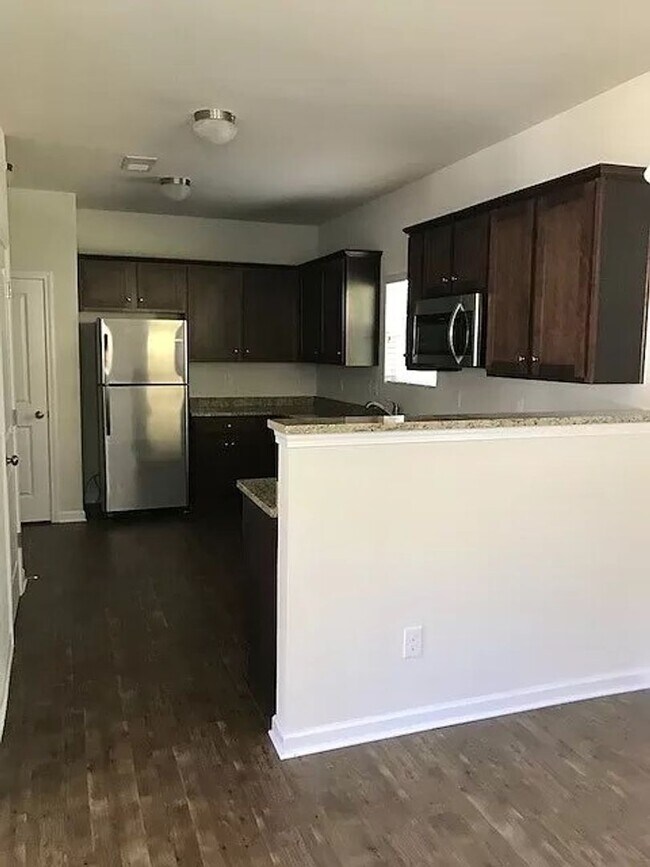 Building Photo - Luxurious 2 story 3 bedroom 2.5 bath Townh...