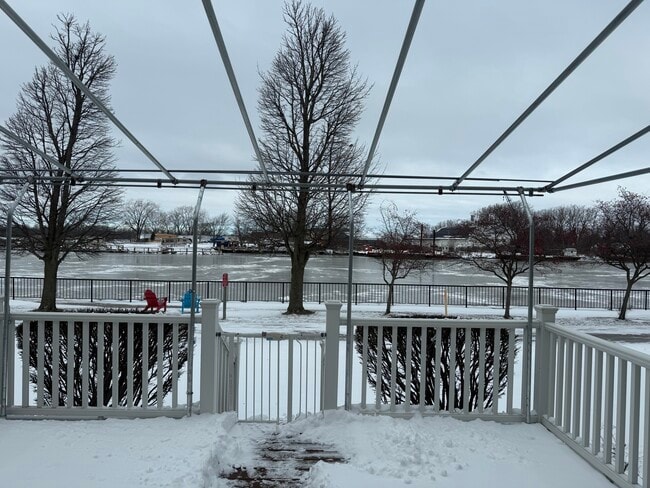 Building Photo - 140 Niagara Shore Dr