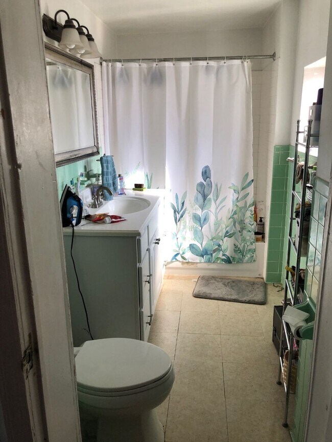 Baño n.° 1 - 1801 Sidney St