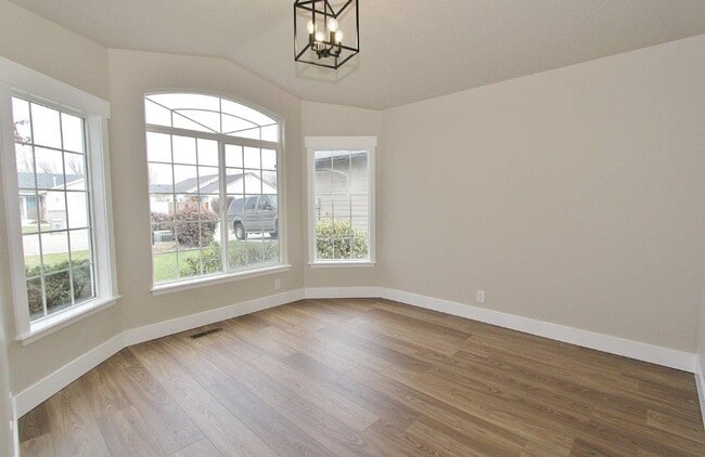 Building Photo - Immaculate Single-Level Home