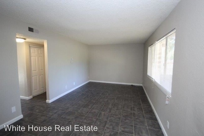 Building Photo - 724 Northfield Dr