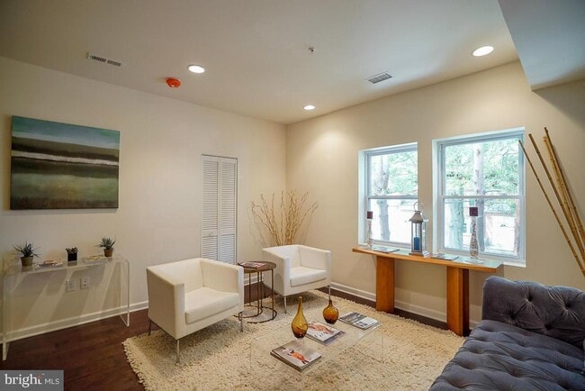 Foto del edificio - 1346 Nicholson St NW