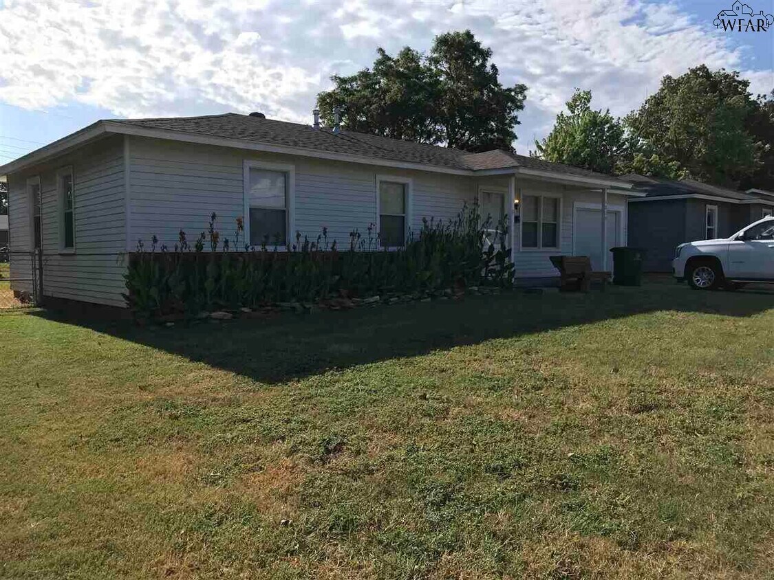 Primary Photo - 1210 Bishop Rd