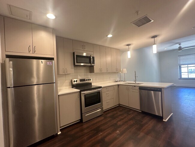 Foto del edificio - Modern 2-Bed, 2-Bath with In-Unit Laundry + Off-Street Parking on S Norman C. Francis Pkwy