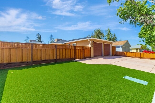 Building Photo - 1958 Woodside Rd