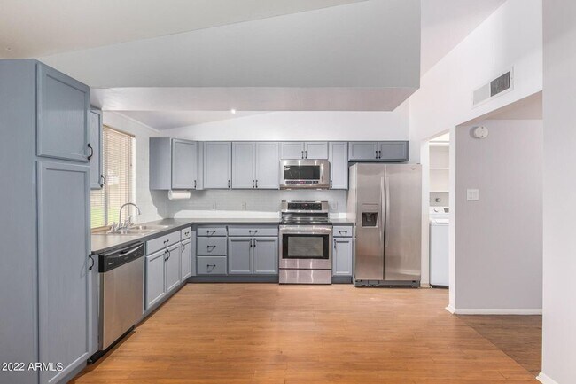 kitchen - 10532 W Oakmont Dr