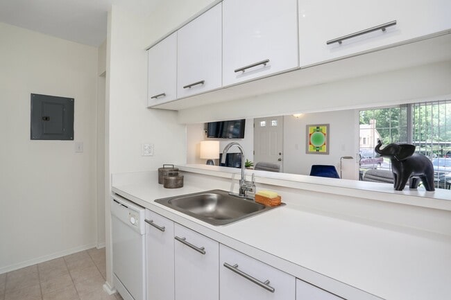 Building Photo - Saddle Creek Apartments