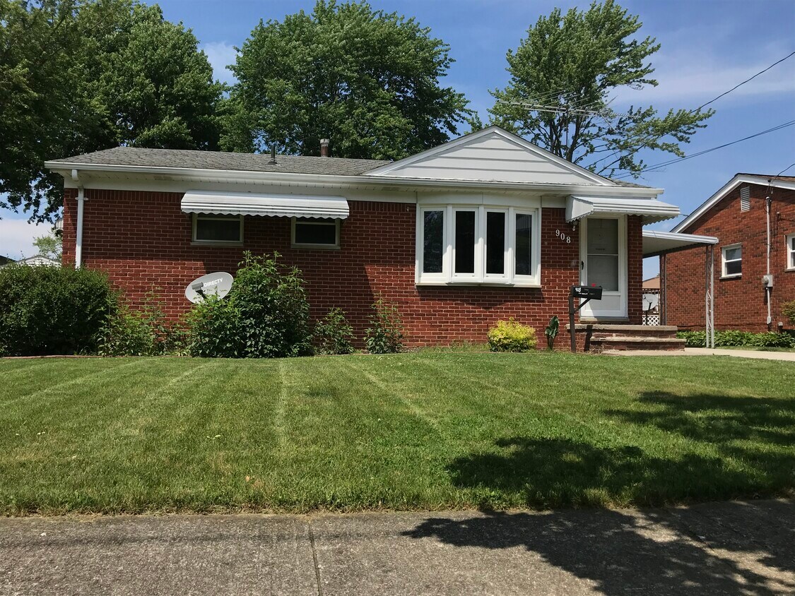 Primary Photo - 908 Livermore Ln