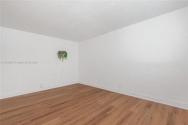 Foto del edificio - 7334 Harding Ave