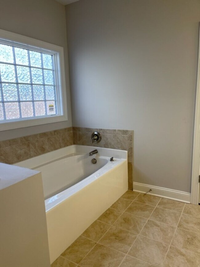 Building Photo - FIVE Bedroom in Oyster Landing