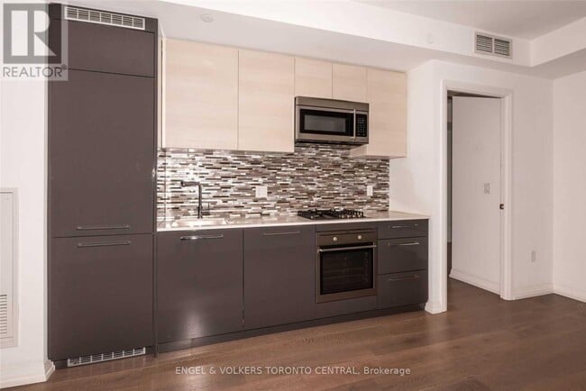Photo du bâtiment - 835-835 St Clair Ave W