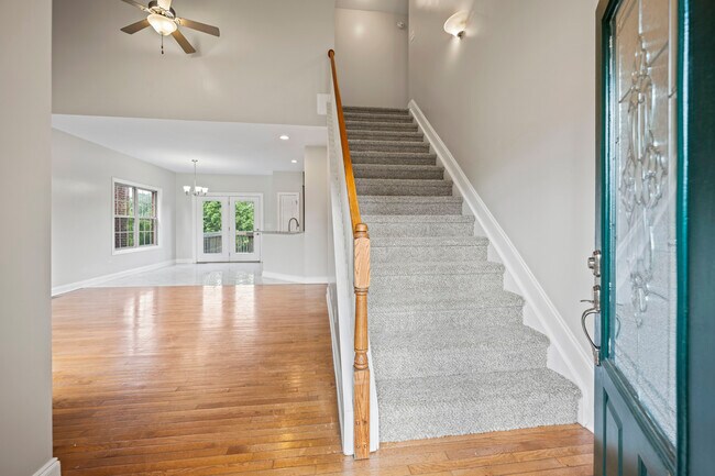 Entrada principal: vista a la sala familiar, al comedor y escaleras arriba hasta el segundo piso. - 393 Hays Blvd