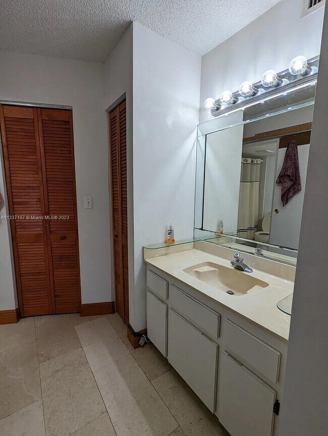 Foto del edificio - 8100 Byron Ave