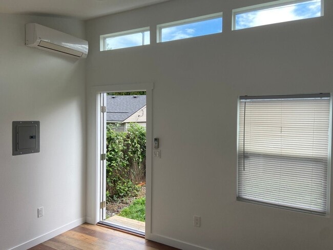 Foto del edificio - Charming 3 Bedroom, 1 Bath Home in Portland offering Comfortable Living with Central AC!