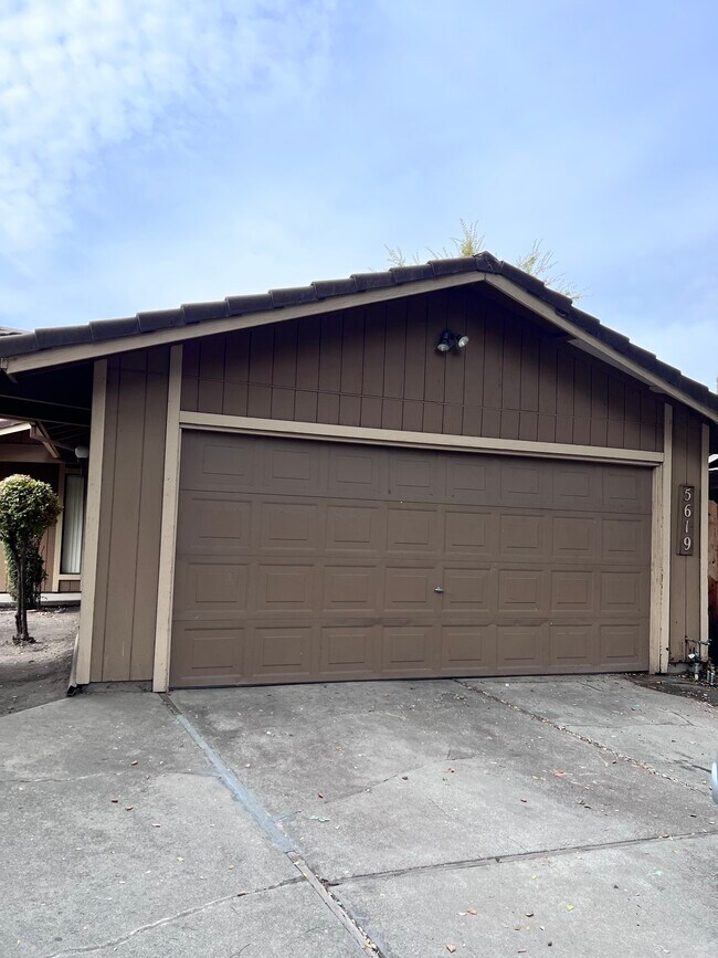 Building Photo - 5619 Blackoak Ct