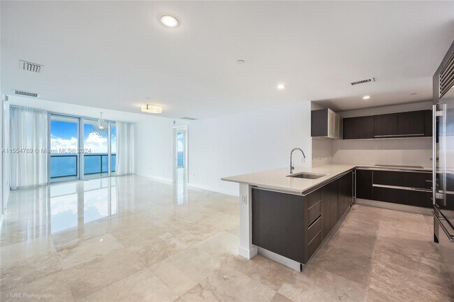 Building Photo - 17001 Collins Ave