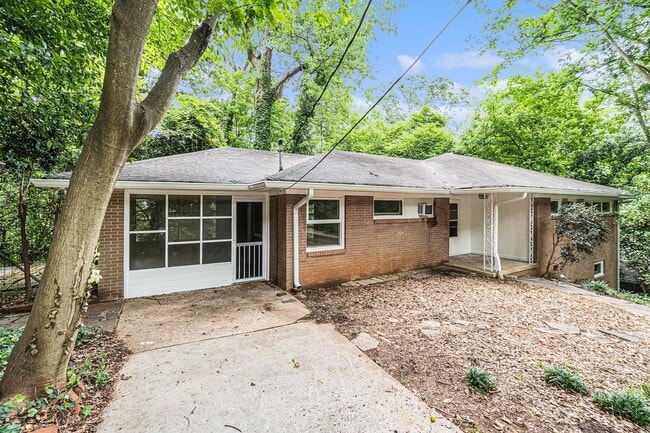 Building Photo - 721 Luckie Ln NE