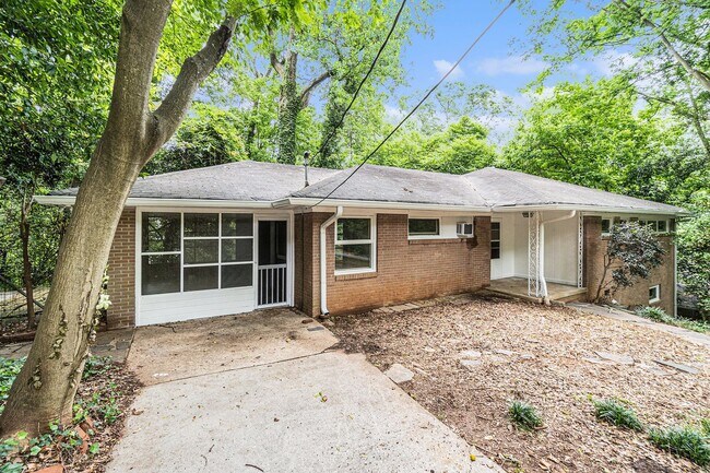 Foto del edificio - 721 Luckie Ln NE