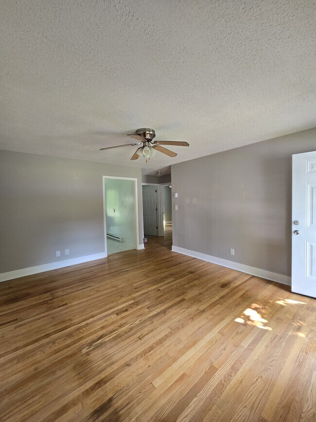 Dormitorio principal grande con mucho espacio de armario - 511 Reid St