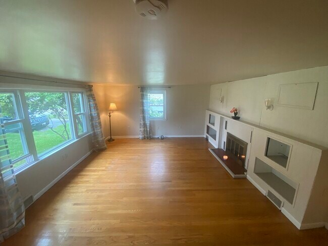 Building Photo - 8 Ashcroft St