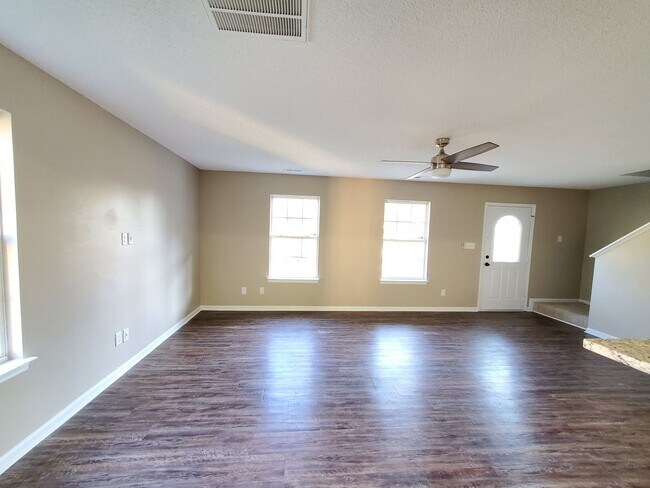 Foto del edificio - Beautiful 3 Bedroom 2.5 Bath Home in Charl...