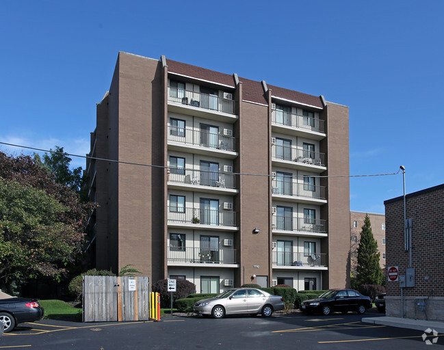 Foto del edificio - Oak Tree Towers