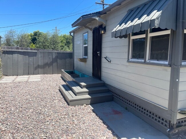 Building Photo - Updated 1 Bed, 1 Bath House in the Heart o...