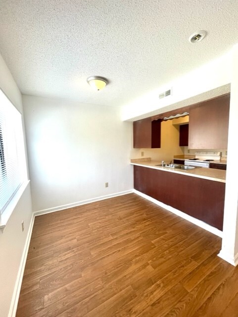 Separate Dining area / open bar - Oakview Townhomes