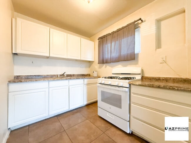 Building Photo - 2/1 Charming Corner Apartment in Glendale!