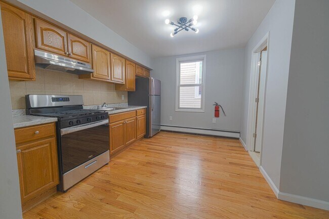 Building Photo - 586 N 11th St