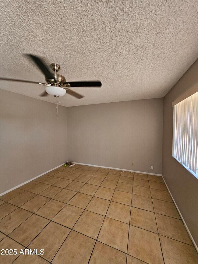 Foto del edificio - 4747 E St Anne Ave