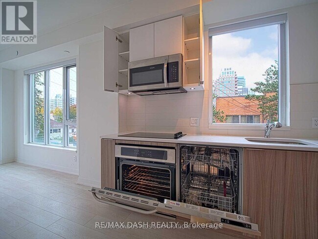 Photo du bâtiment - 223 St Clair Ave W