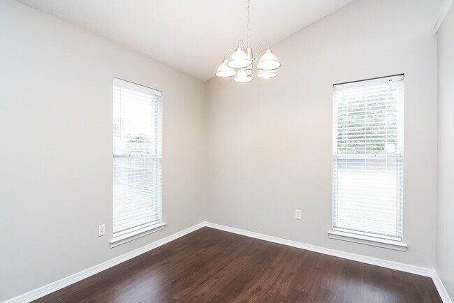 Foto del edificio - 10102 Williford Dr