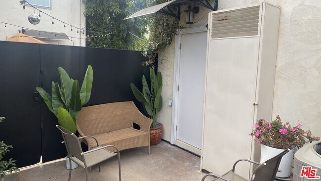 Foto del edificio - 6661 Lindenhurst Ave