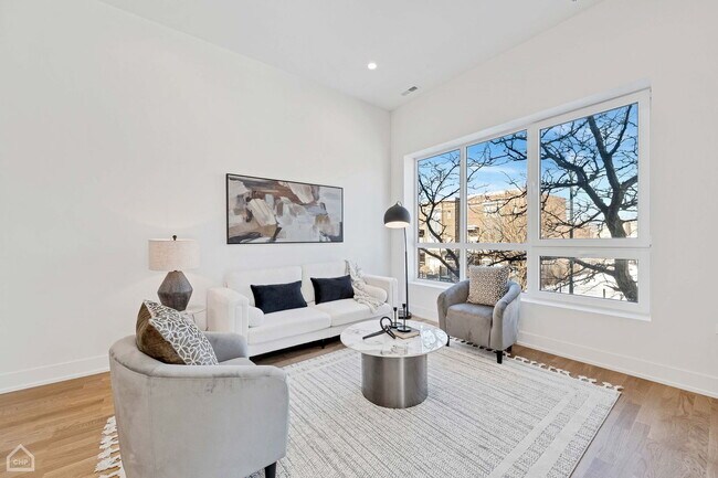 Foto del edificio - 2127 W Madison St