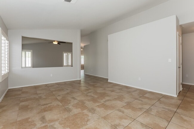 Building Photo - 323 N Ocean Dr