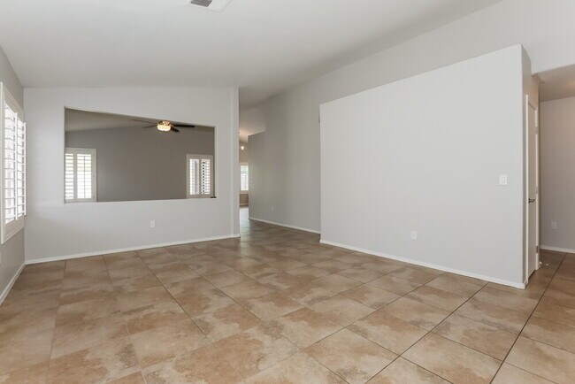 Foto del edificio - 323 N Ocean Dr
